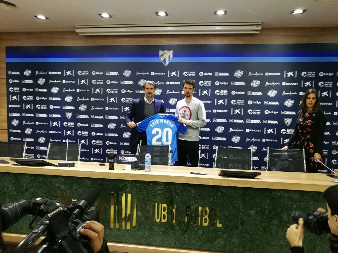 Erik Morán posa con la camiseta del Málaga junto al director deportivo del Club