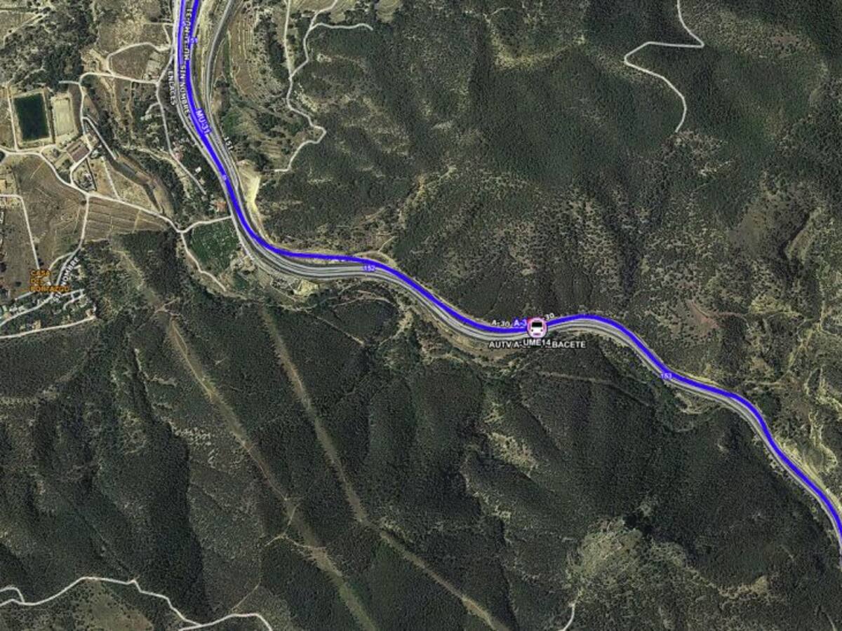 Cuatro personas heridas y atrapadas tras un accidente de tráfico en el Puerto de la Cadena