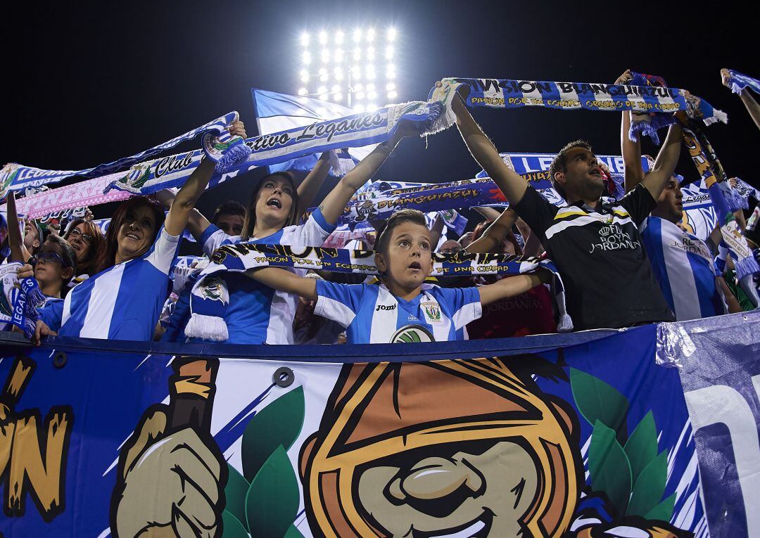 Aficionados pepineros en un derbi en Butarque contra el Getafe.