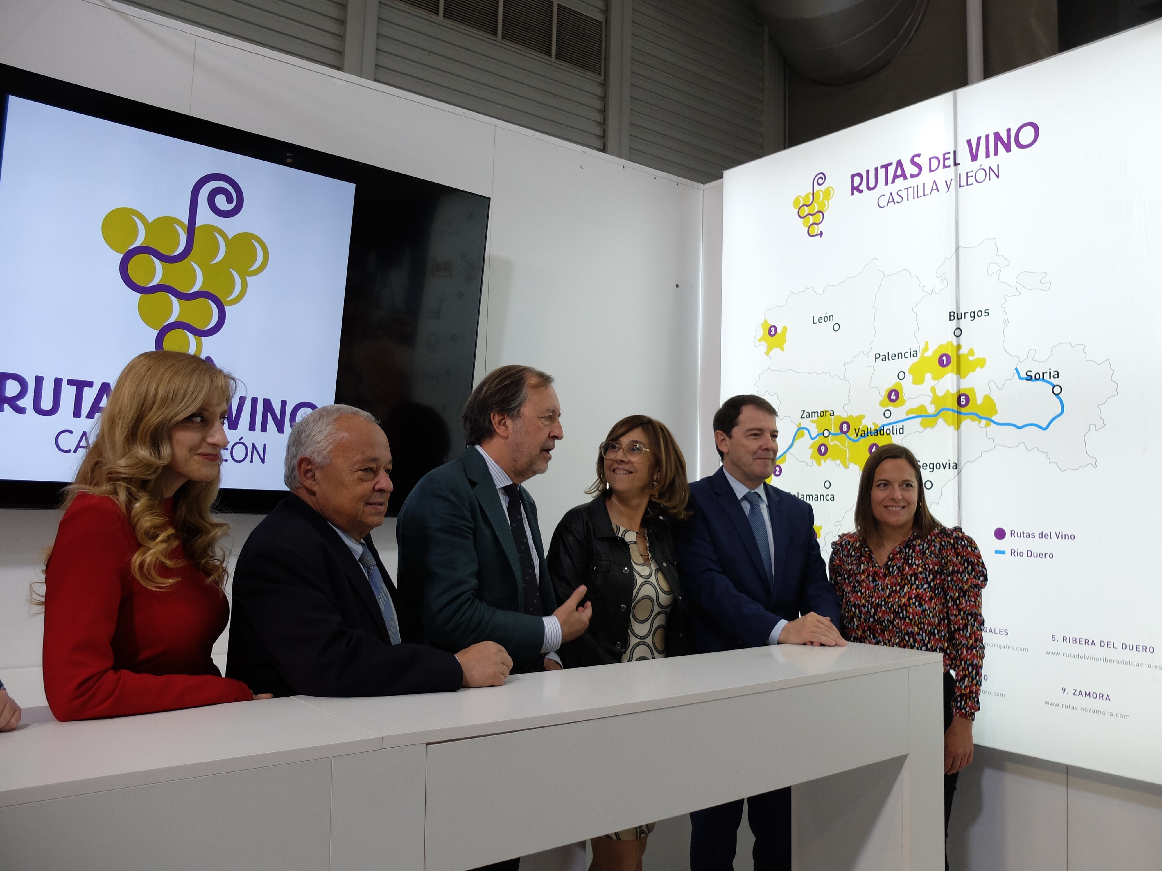 El presidente y otras autoridades de la Junta con los responsables municipales