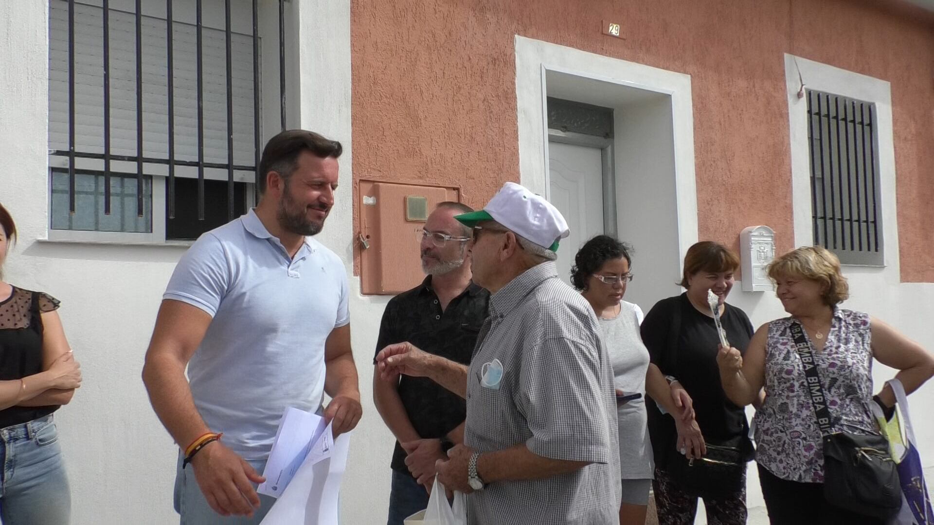 Pablo con un señor de la calle Piaña