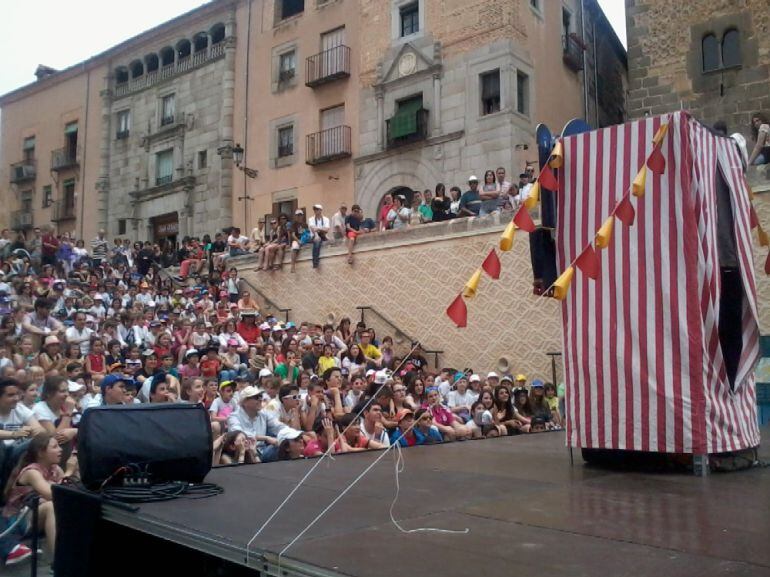 Actuación de Titirimundi en la Plaza de San Martín