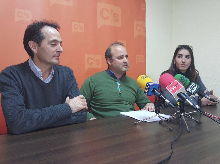 Ciudadanos anuncia sus propuestas relativas al lobo acompañado por dos ganaderos palentinos. Simón Ramos (i), David Castaño (c) y Laura Castrillo (d).