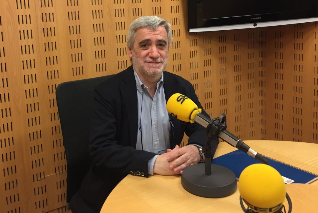 El portavoz del PP en las Juntas Generales de Gipuzkoa, Juan Carlos Cano, en los estudios de Radio San Sebastián. 