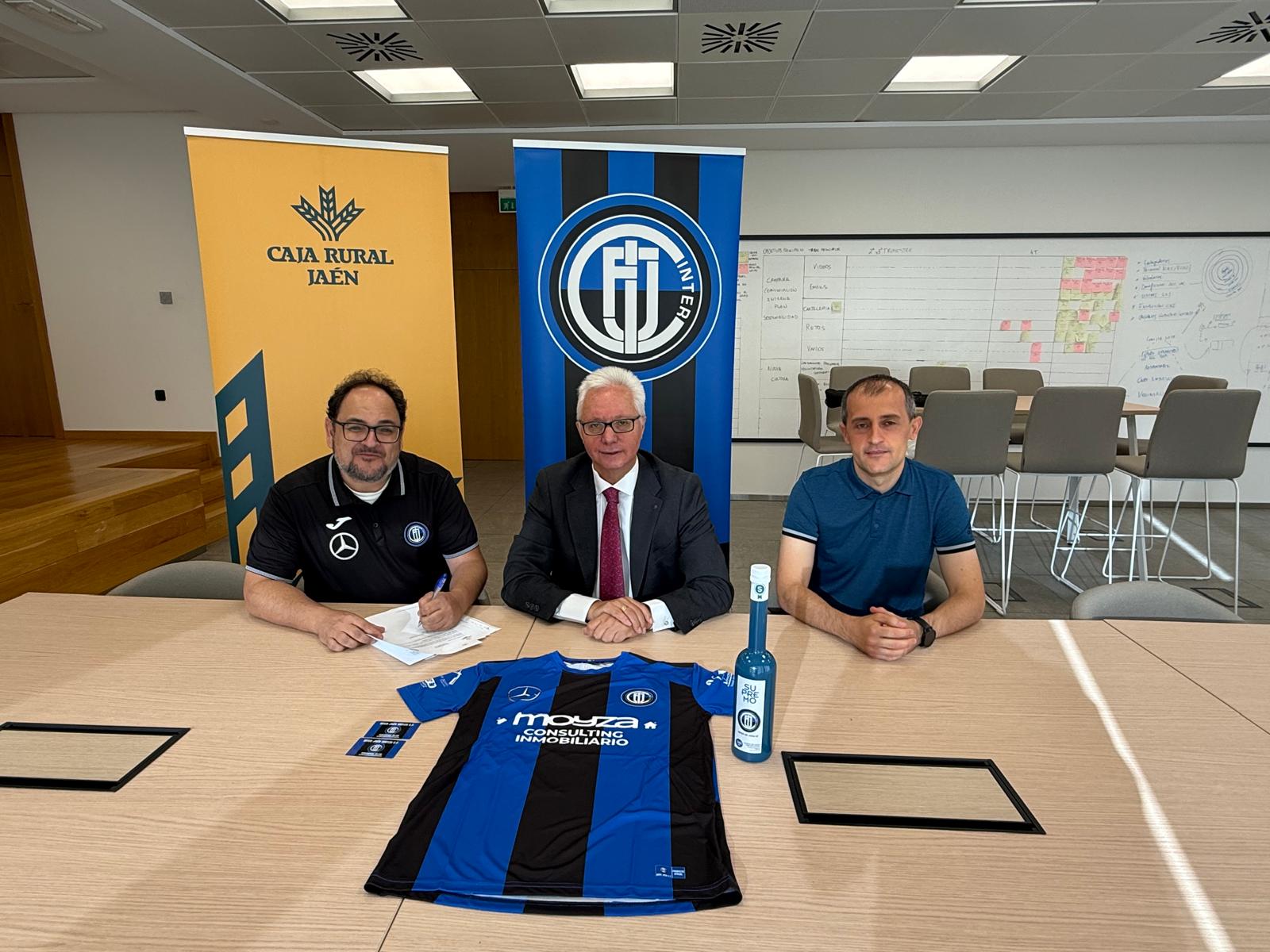 Luis Jesús Moyano, presidente del Inter Jaén, Juan Gallego Cobo, Director de Sucursales y Recursos de Caja Rural de Jaén, Barcelona y Madrid y José López García, director general del Inter Jaén.