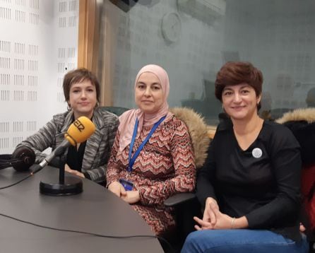 De izquierda a derecha, la concejala Eva Martínez, Karima Agueroual (auxiliar de acompañamiento) y Estela Utrera (trabajadora social del ayuntamiento leganense)