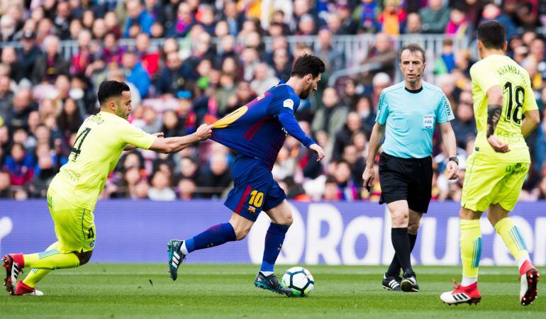 Bruno (i) agarra a Lionel Messi durante un lance del partido del pasado domingo. 