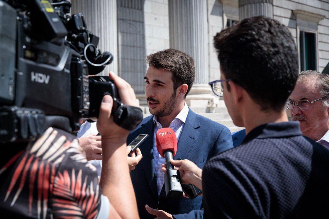 Manuel Hernández a la puerta del Congreso de los Diputados