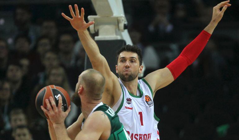 Bargnani trata de impedir el lanzamiento de Kavaliauskas durante el partido disputado en Kaunas.