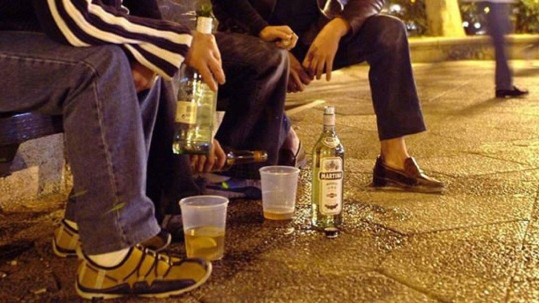 Jovenes haciendo botellón en la calle