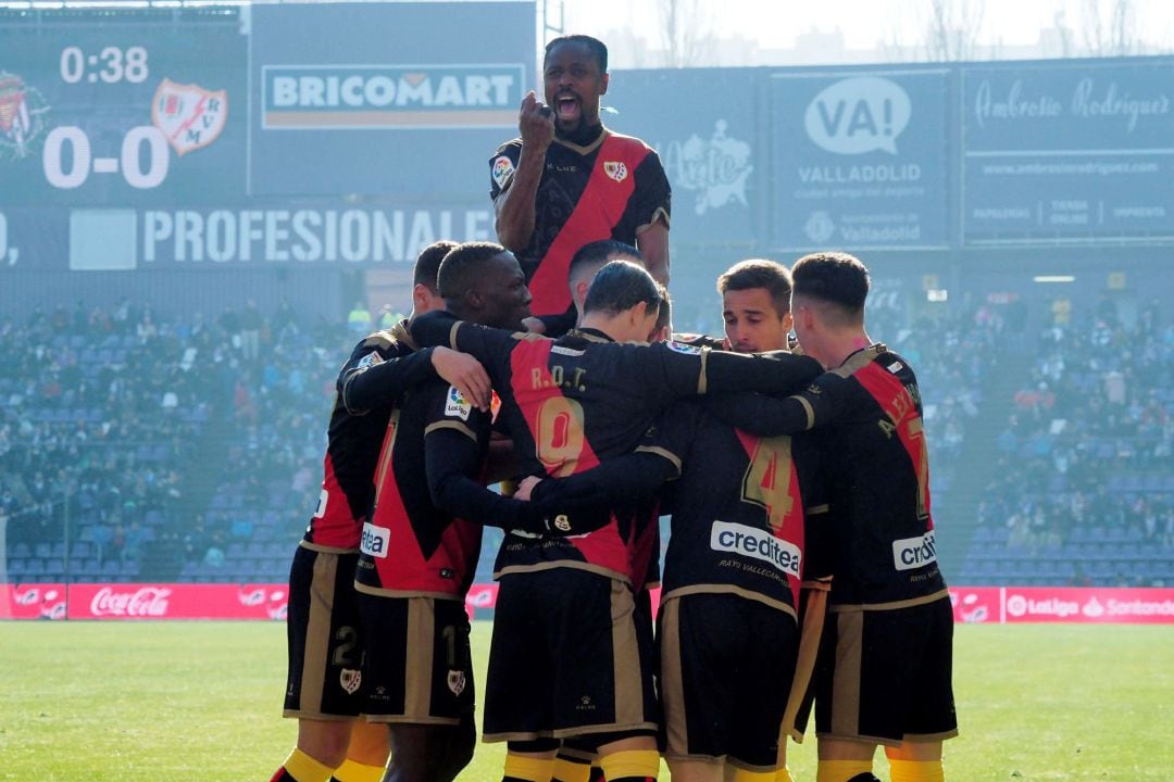 Los jugadores del Rayo festejan el gol de Álvaro Medrán contra el Real Valladolid, durante el partido de LaLiga Santander correspondiente a la jornada 18ª que se disputa en el estadio Municipla José Zorrila en Valladolid