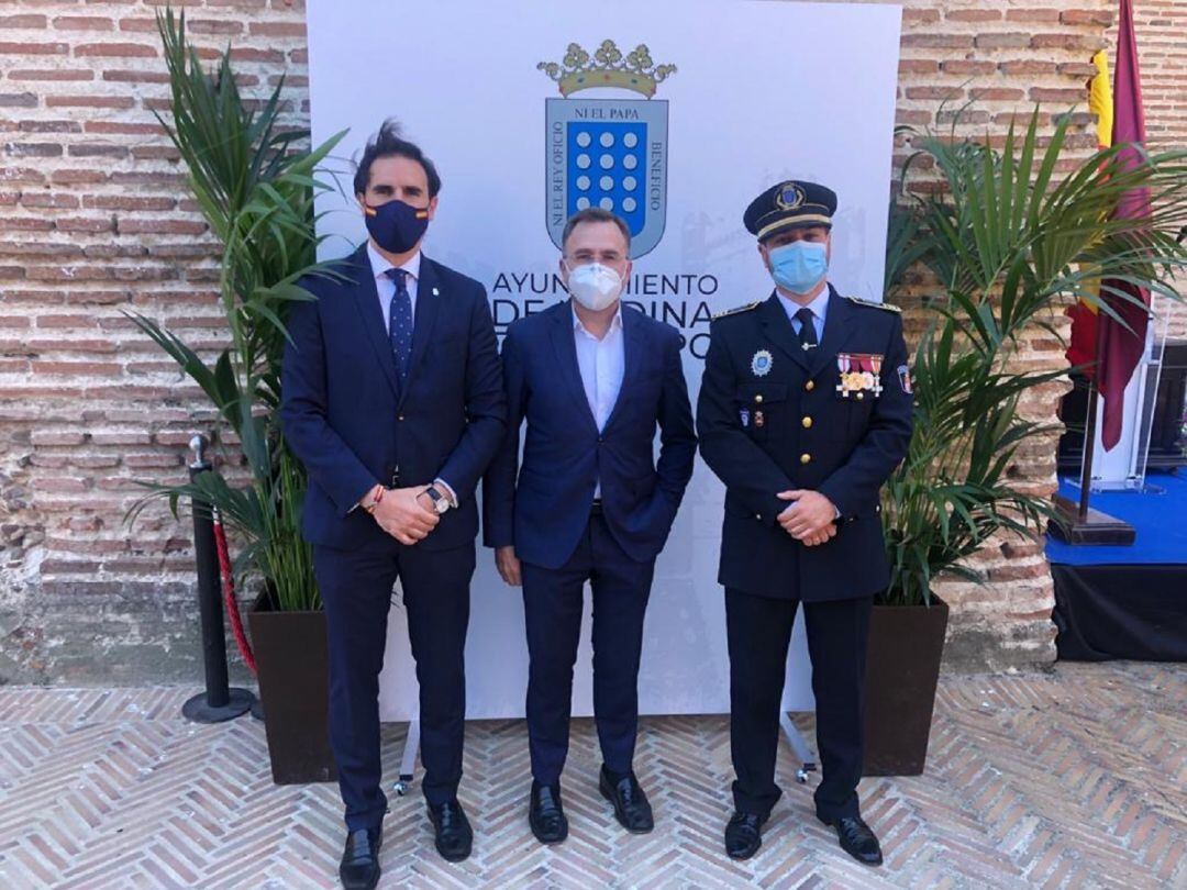 El director de la Cadena SER, Fernando Berzosa con el Alcalde y el Inspector Jefe de la Policía de Medina