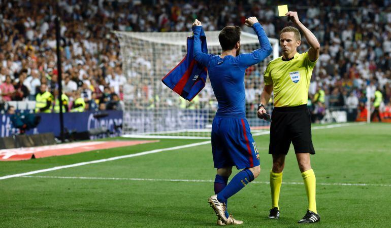 Hernández Hernández muestra una amarilla a Leo Messi por quitarse la camiseta al hacer el tercer gol al Real Madrid.