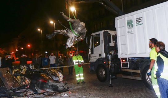 Técnicos del ayuntamiento de Barcelona retiran definitivamente la estatua ecuestre de Francisco Franco decapitado, que formaba parte de la exposición &#039;&#039; Franco ,Victora,República. Impunidad y espacio urbano&#039;&#039; en Barcelona, y que recibió esta noche nuevos 