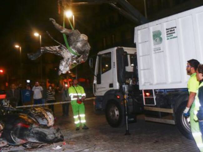 Técnicos del ayuntamiento de Barcelona retiran definitivamente la estatua ecuestre de Francisco Franco decapitado, que formaba parte de la exposición '' Franco ,Victora,República. Impunidad y espacio urbano'' en Barcelona, y que recibió esta noche nuevos