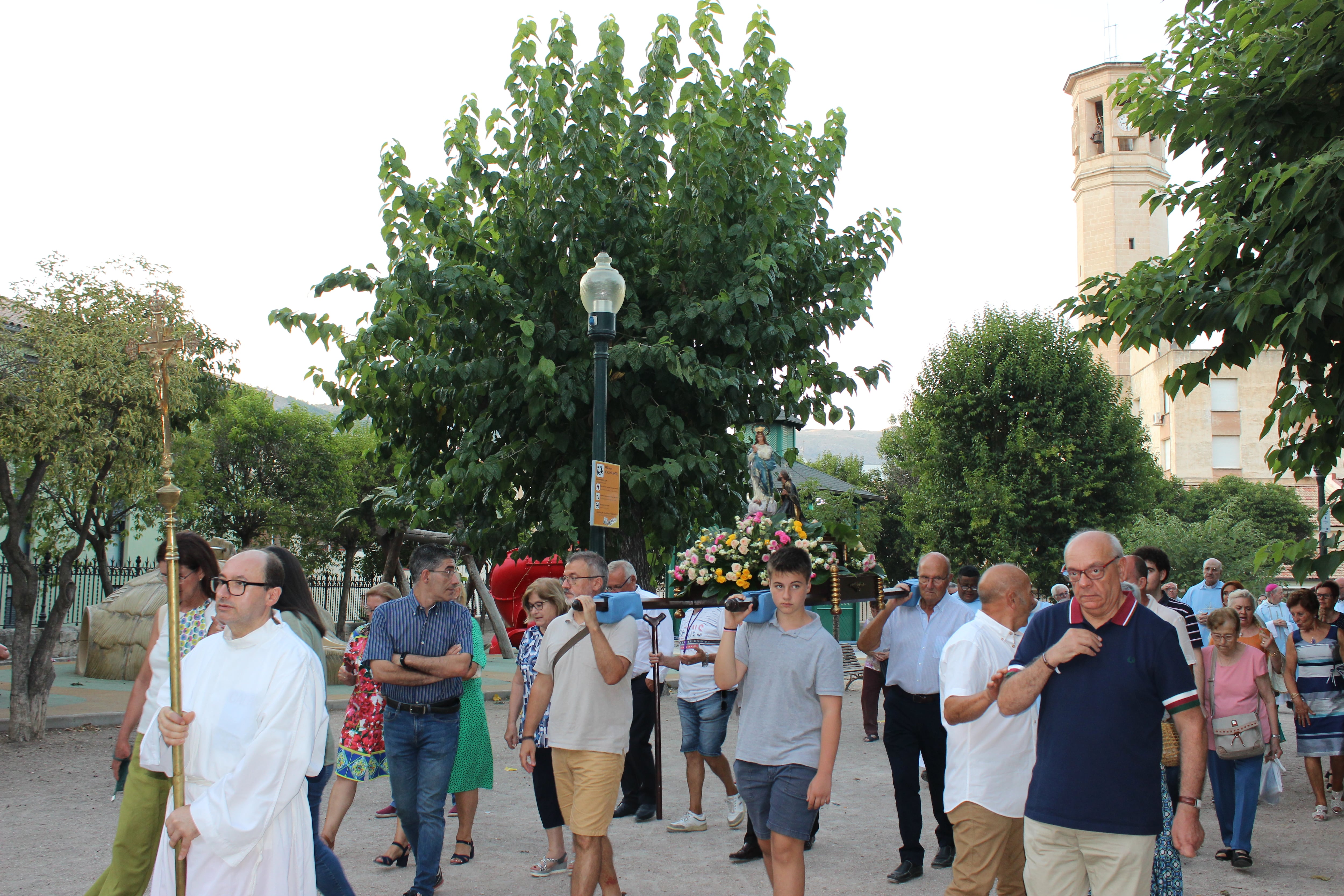 Los devotos han acompañado la imagen peregrina de la patrona de Alcoy por el jardín de la Glorieta.