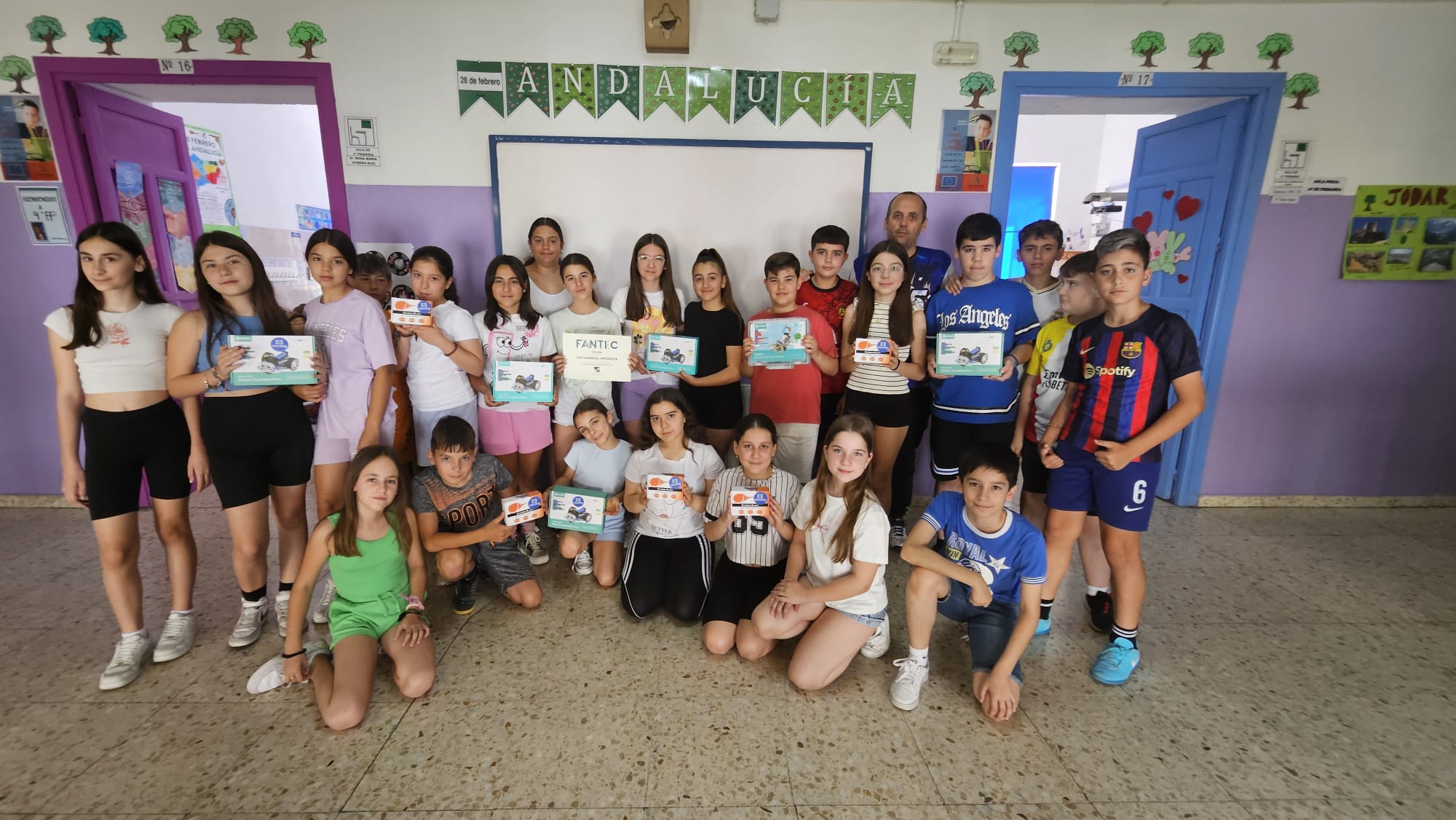 Alumnos/as de 6º del CEIP General Fresneda, nos muestran, esta mañana, regalos y diploma acreditativo del premio en FANTEC 2025