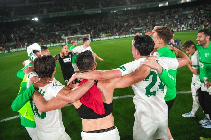 Los jugadores del Elche celebran la permanencia en el Martínez Valero