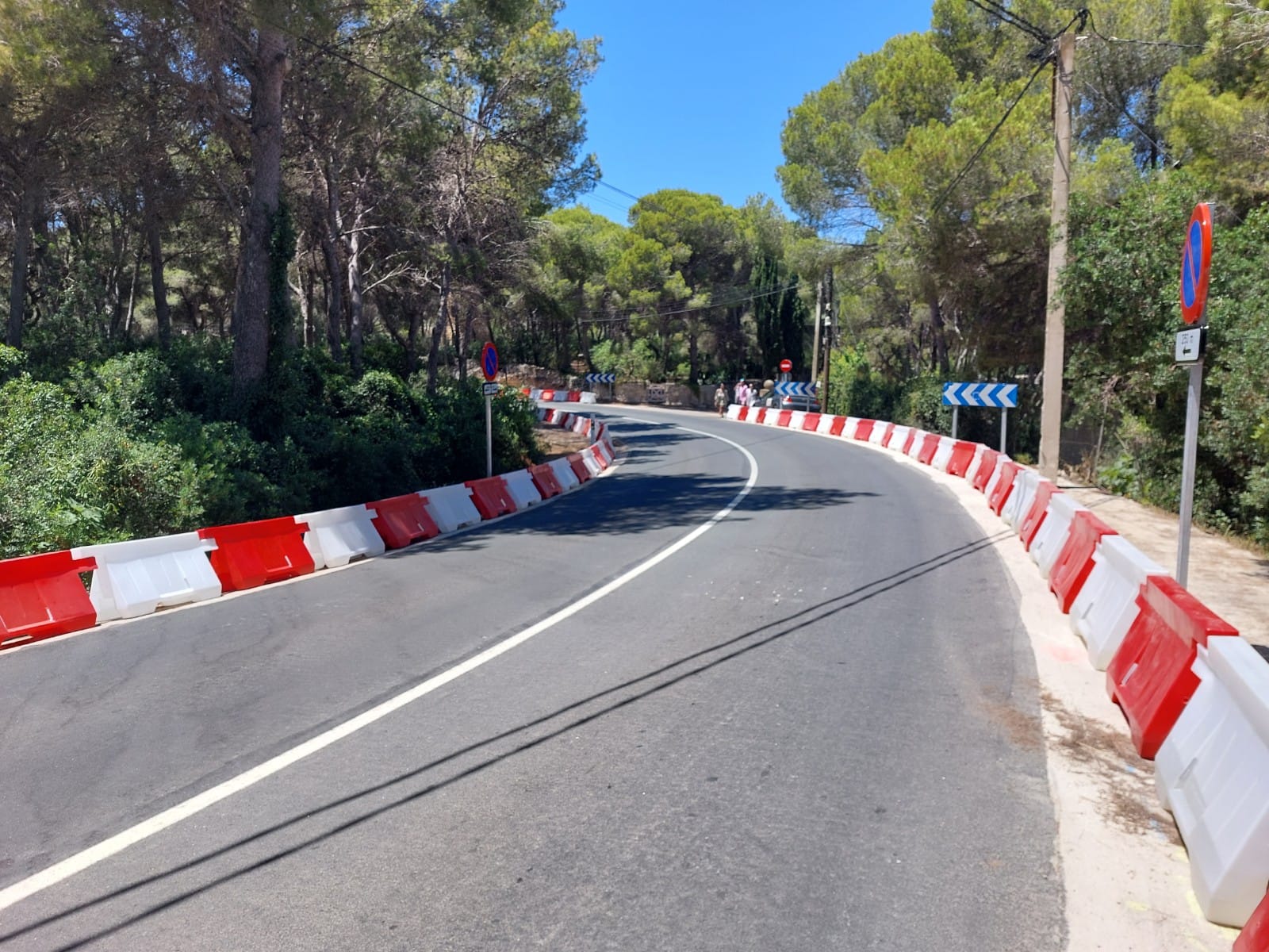 Colocación de &#039;new jerseys&#039; en la carretera del Portitxol en Xàbia.