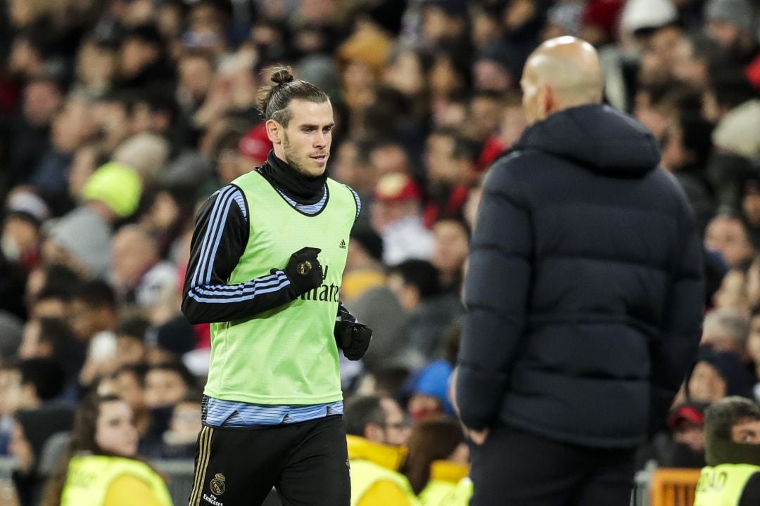 Gareth Bale calienta para salir en el partido entre el Real Madrid y la Real Sociedad.