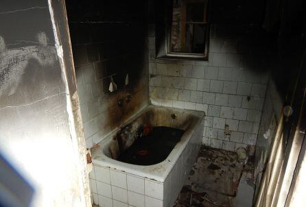 La bañera en la que se originó el fuego