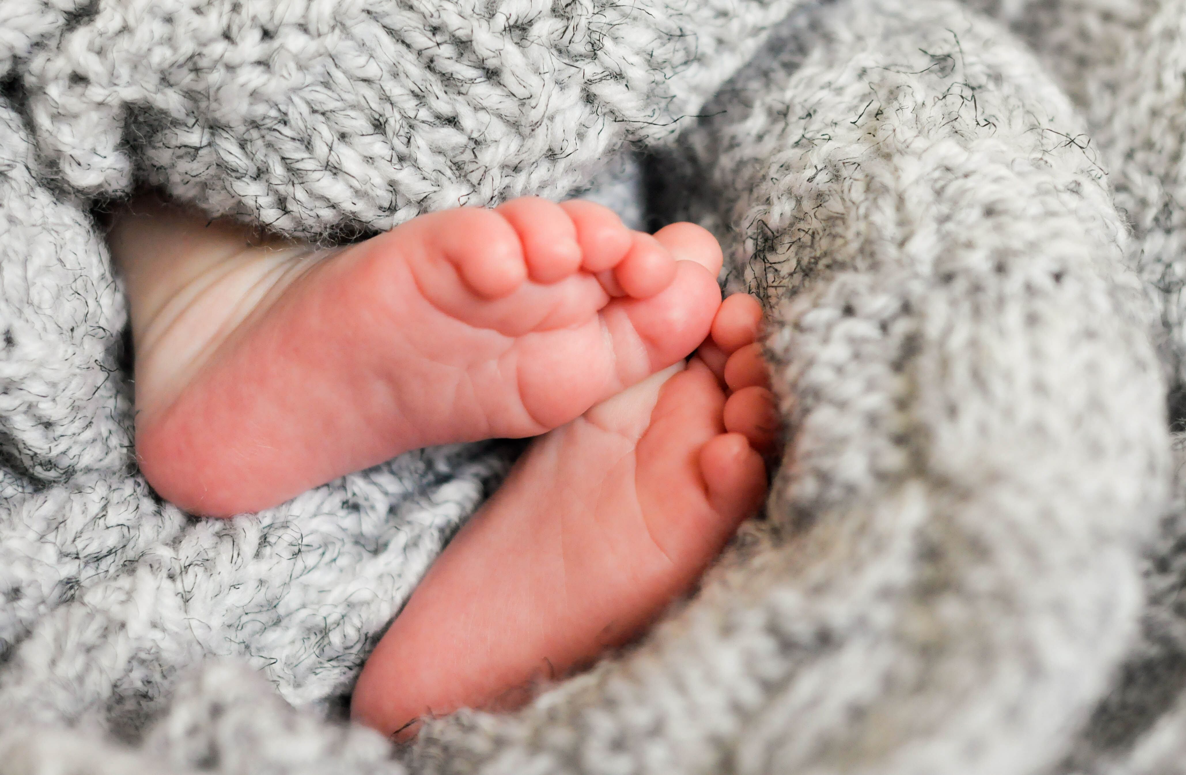 El 18 de febrero, la madre de la bebé, también molesta por el llanto de su hija, la zarandeó agarrándola de las axilas.