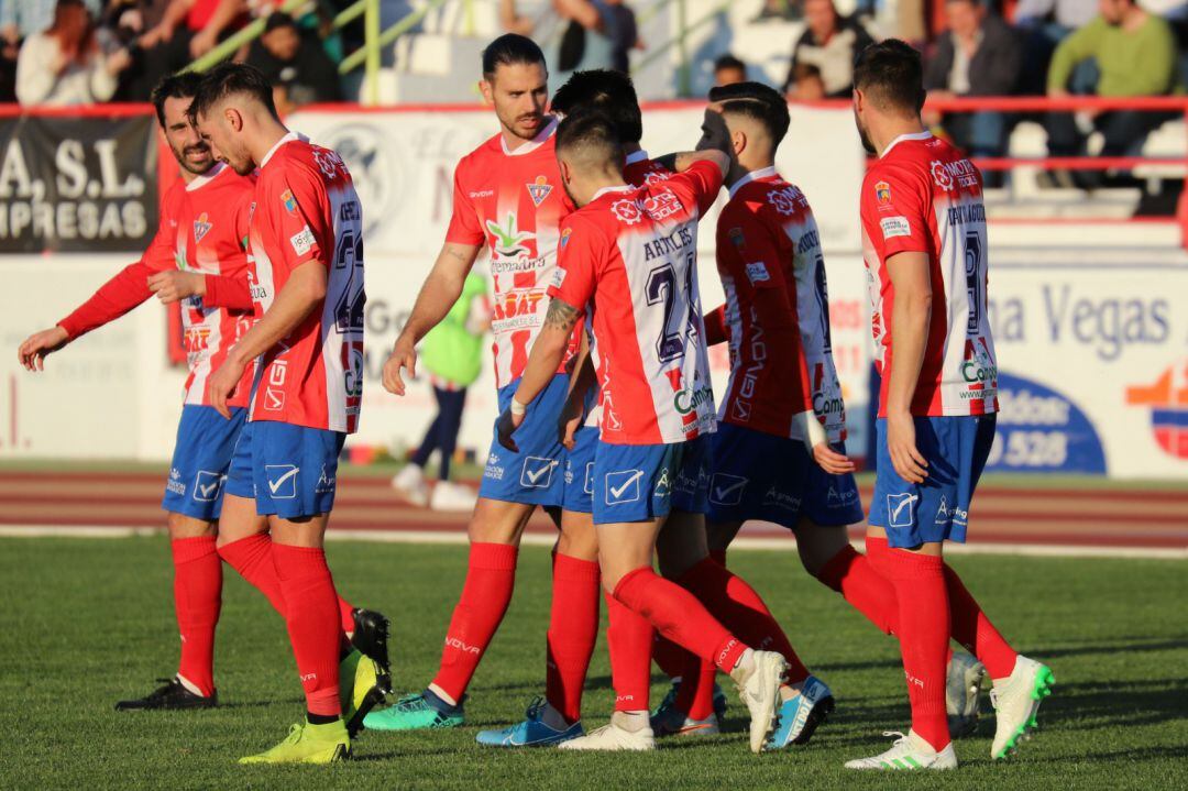 Jugadores del Don Benito celebrando uno de los goles