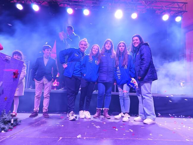 Momento inolvidable para las capitanas del Bm. Fem. Elda