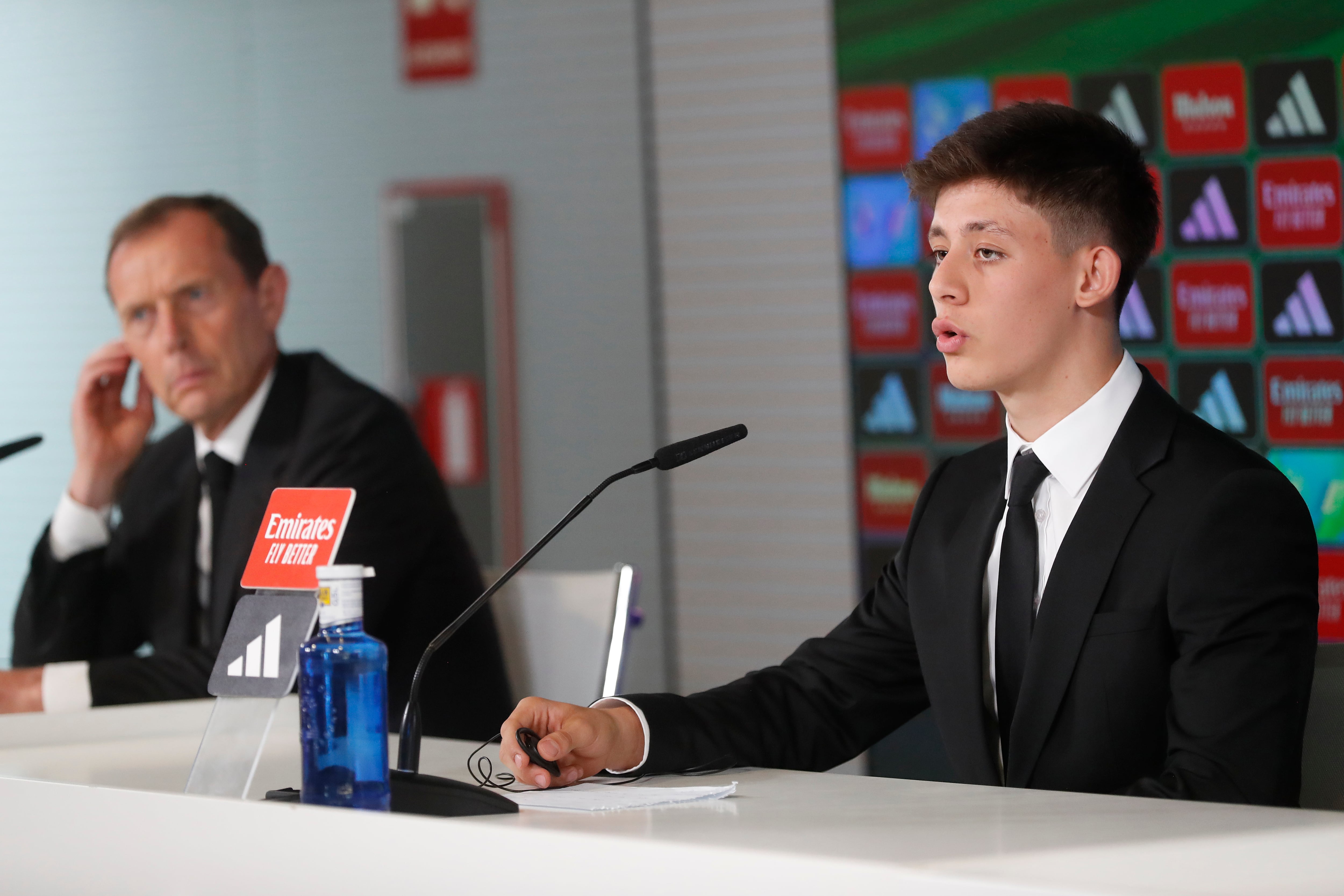 El turco Arda Güler, futbolista internacional procedente del Fenerbahçe, es presentado por como nuevo jugador del Real Madrid