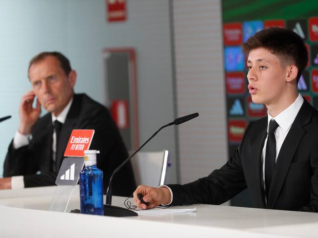 El turco Arda Güler, futbolista internacional procedente del Fenerbahçe, es presentado por como nuevo jugador del Real Madrid