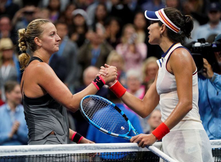 Petra Kvitova y Garbine Muguruza se dan la mano tras el encuentro.