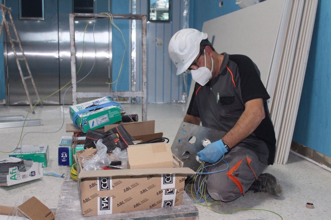 Un obrero trabajando en Málaga