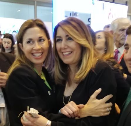 Susana Díaz se abraza a una de las trabajadoras del estan de Jaén.