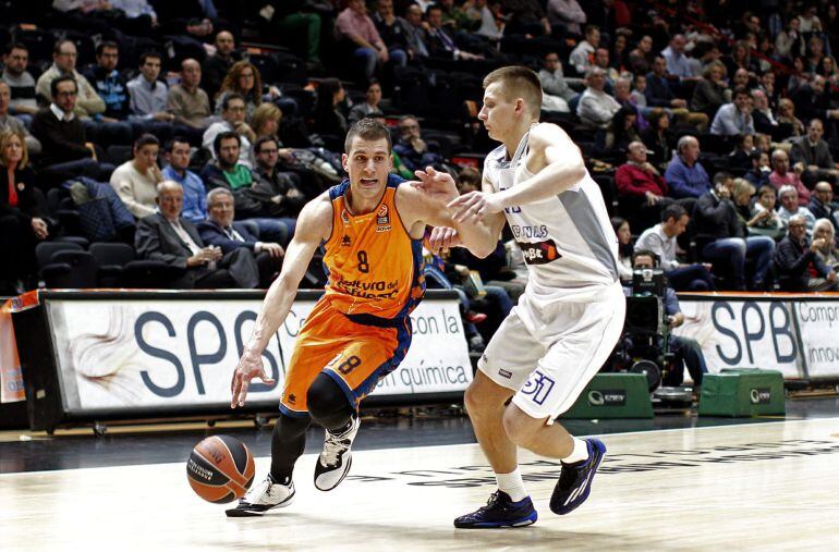 GRA353. VALENCIA, 18/12/2014.- El base serbio del Valencia Basket Nemanja Nedovic (i) trata se superar la defensa del base del Neptunas Klaipedas, Arnas Butkevicius (d), durante el último partido de la fase de grupos de la Euroliga disputado esta noche en el pabellón de la Fuente de San Luis de Valencia. EFE/Manuel Bruque