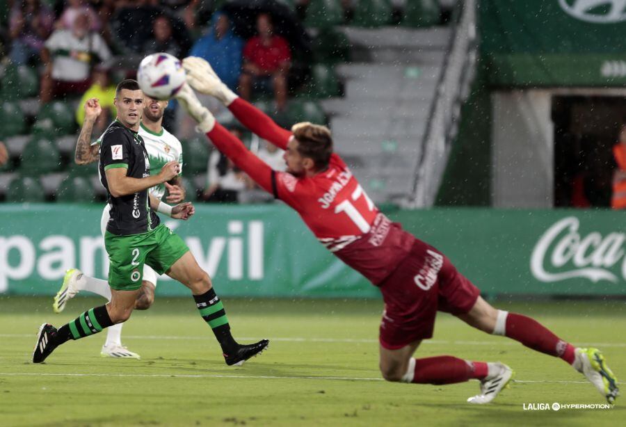 Jokin Ezkieta fue el mejor del Racing en el Martínez Valero.