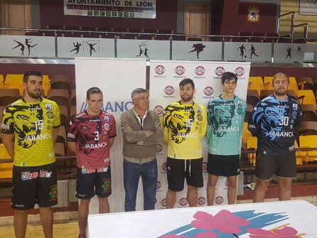 El Ademar presentó las modificaciones de sus equipaciones reserva