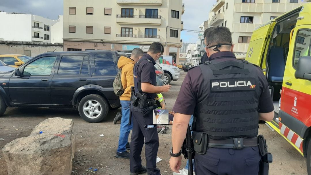 Agentes de la Policía Nacional y servicios de Emergencia junto al herido.