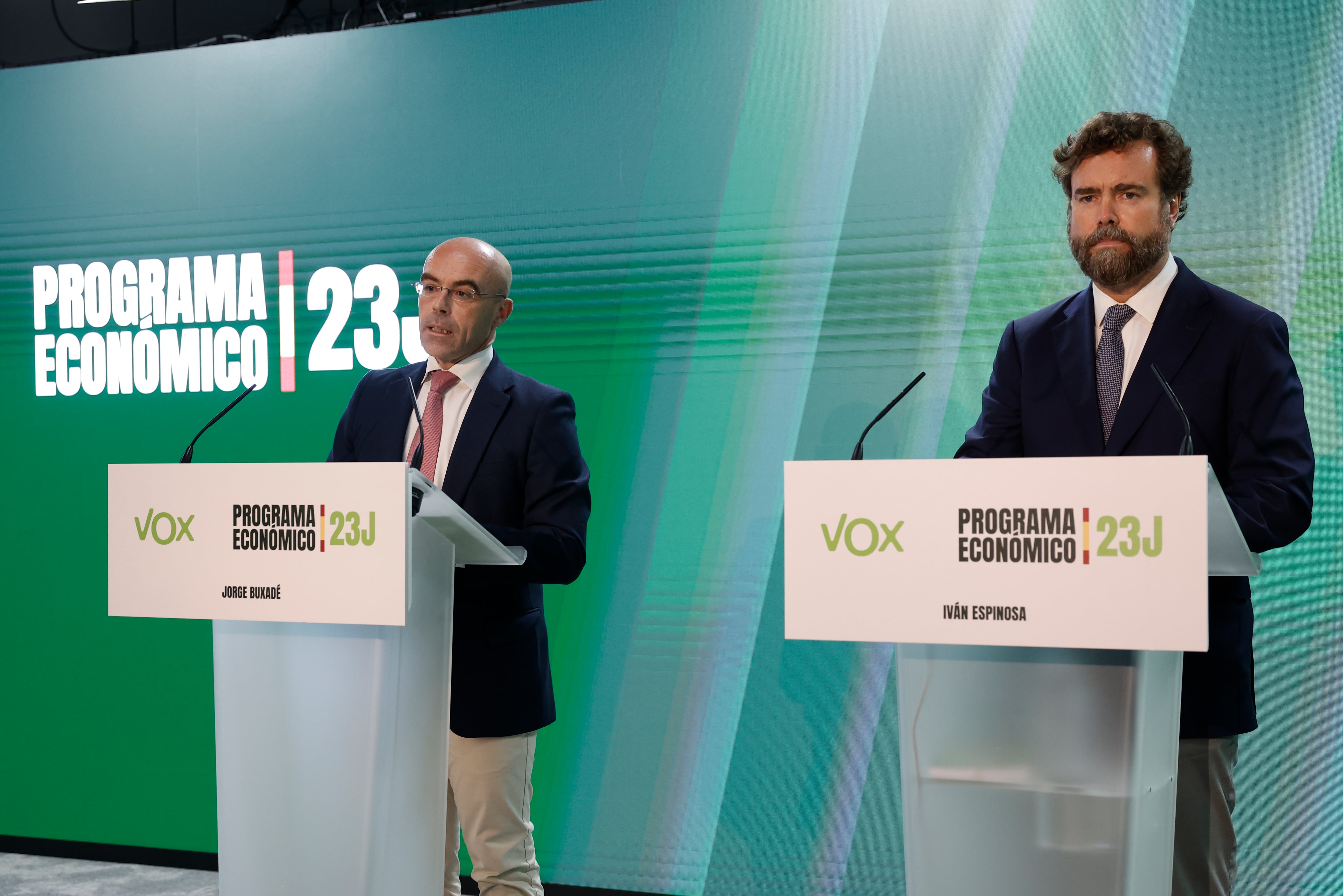 El vicepresidente de Acción Política de Vox, Jorge Buxadé (i) y su portavoz en el Congreso, Iván Espinosa de los Monteros (d) en la presentación del programa del partido