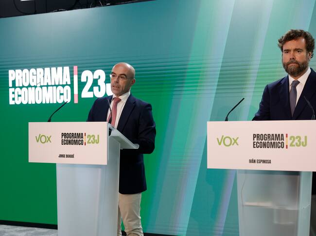 El vicepresidente de Acción Política de Vox, Jorge Buxadé (i) y su portavoz en el Congreso, Iván Espinosa de los Monteros (d) en la presentación del programa del partido
