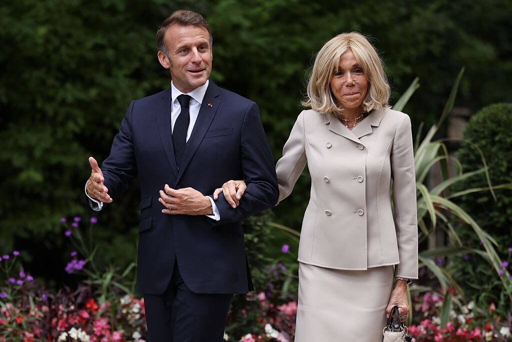 El presidente francés Emmanuel Macron y su esposa Brigitte Macron llegan a Downing Street el 9 de julio de 2025 en Londres, Inglaterra.