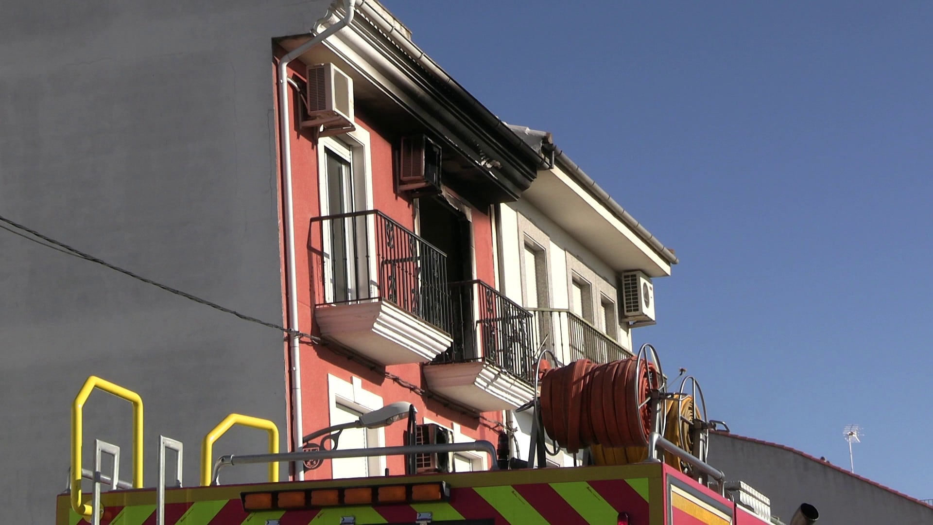 Fachada del inmueble afectado por el fuego en Torreperogil.