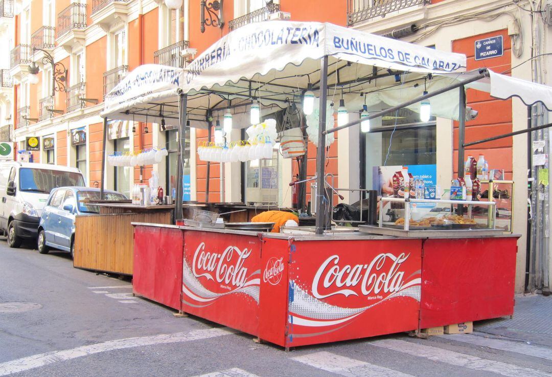 Imagen de archivo de un puesto de venta de churros y buñuelos por Fallas en el centro de València