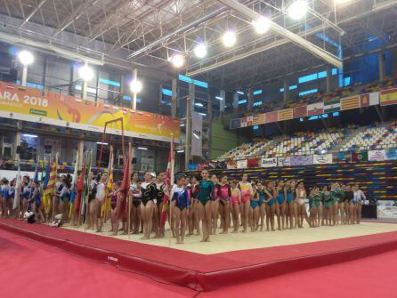 Uno de los momentos protocolarios con las gimnastas en el polideportivo de Guadalajara.