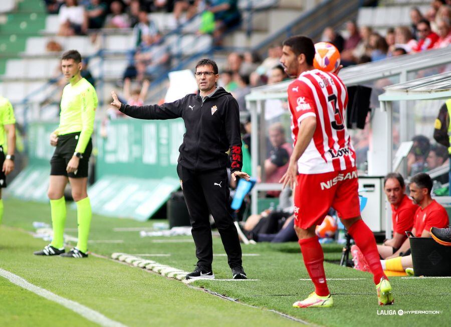 Asier Garitano, entrenador del Sporting, da indicaciones en A Malata antes de que Cote saque de banda.
