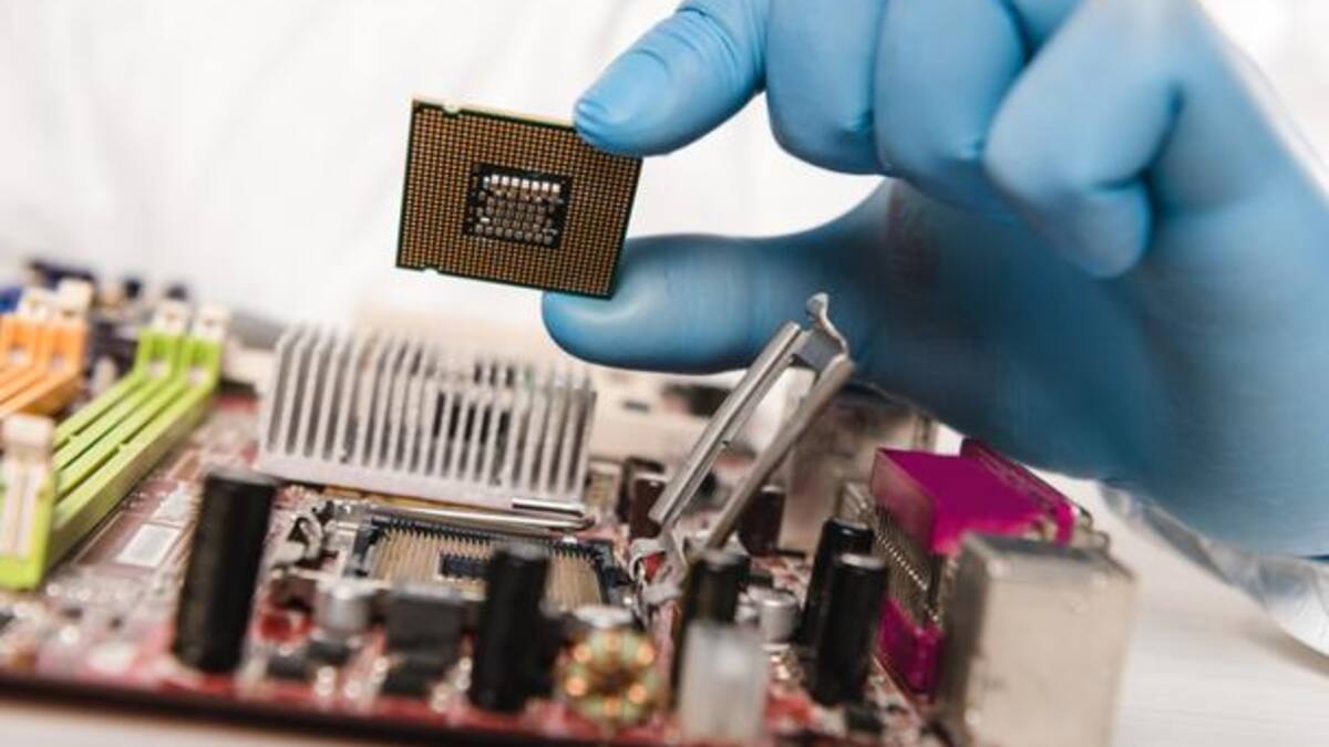 Miles de millones de euros y salas más limpias que las de un quirófano. Así se fabrica un microchip.