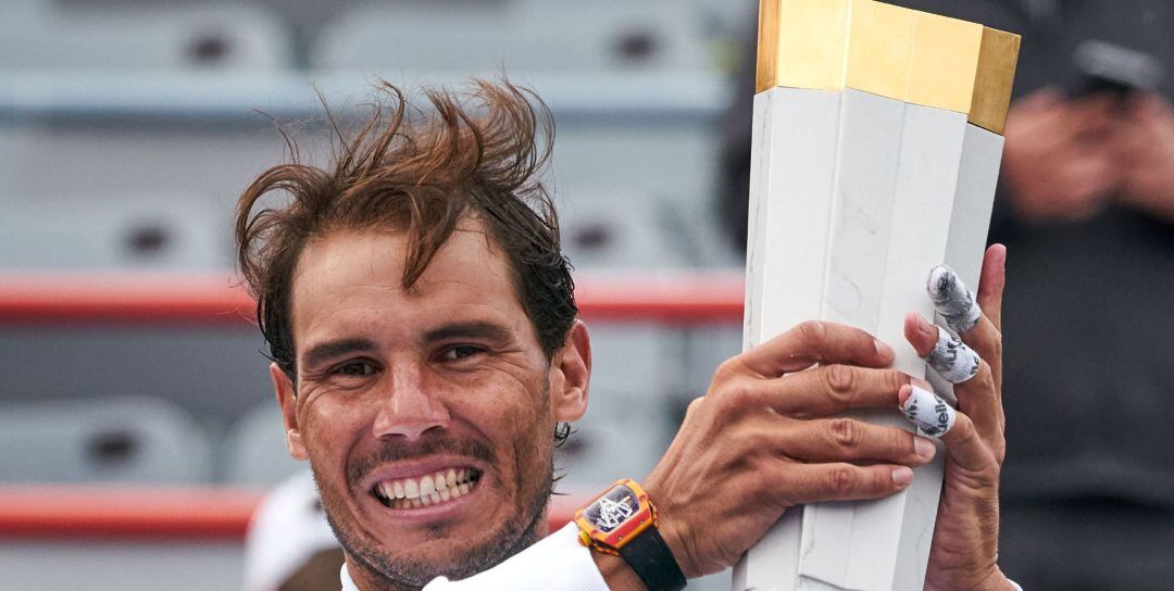 Rafa Nadal sostiene el trofeo de campeón