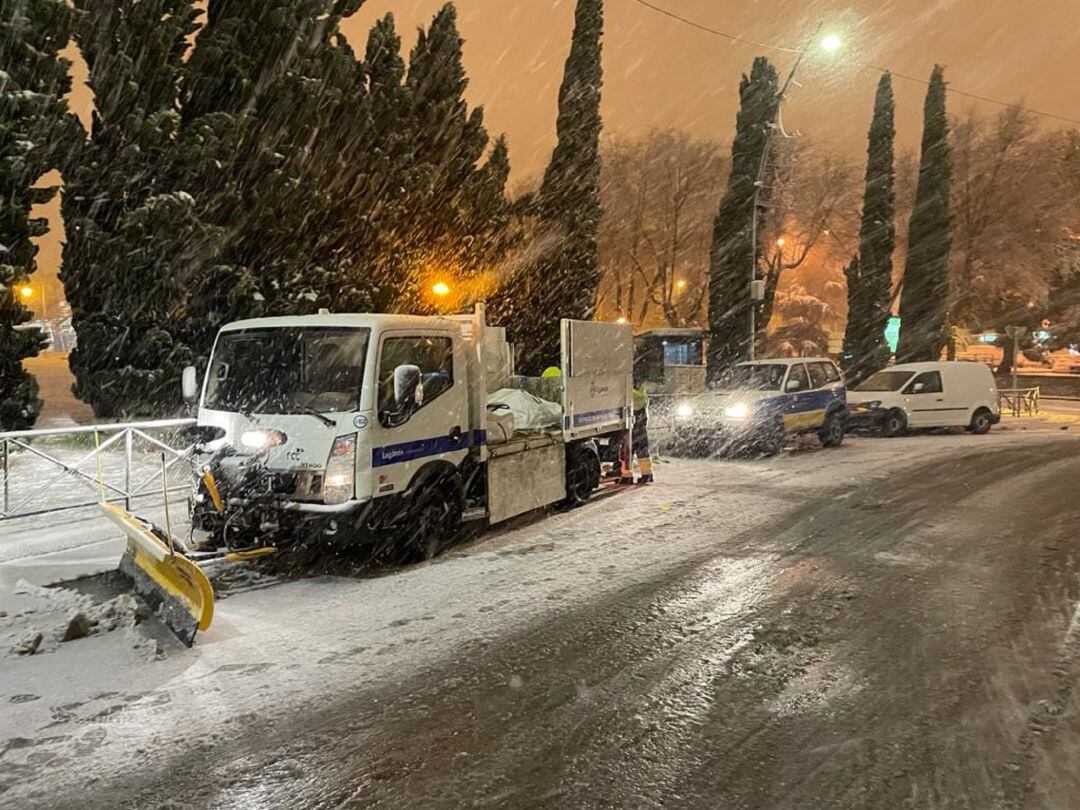 Imagen de una actuación de operarios municipales del Ayuntamiento de Leganés durante el temporal Filomena.