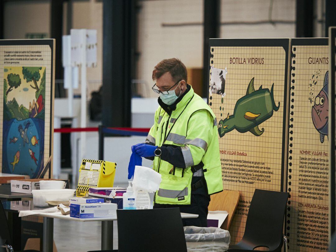 Un profesional sanitario se prepara para realizar test de antígenos o PCR de detección del COVID-19 al Recinto ferial de Navarra (REFENA), Pamplona