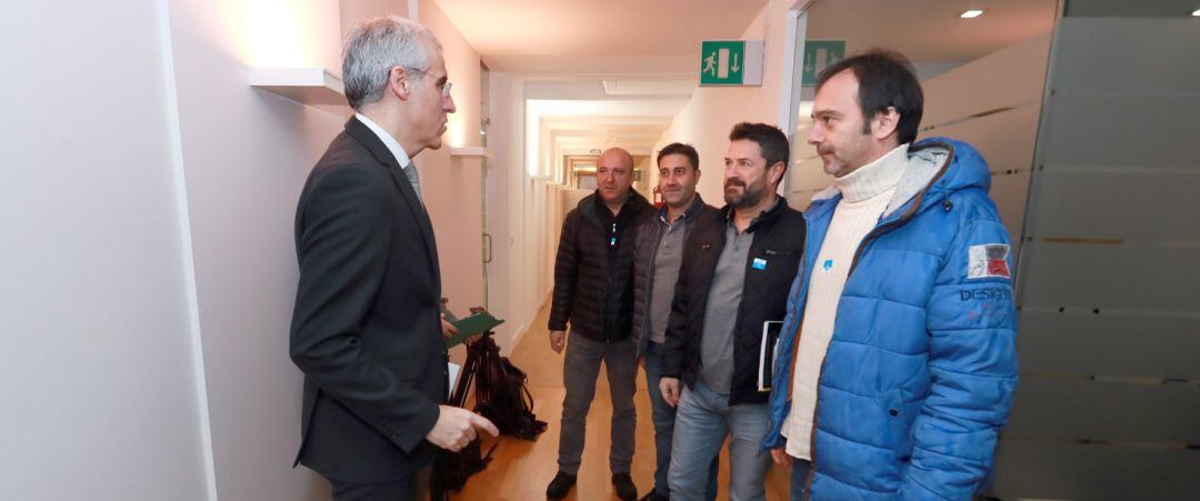 Francisco Conde con los representantes de los trabajadores