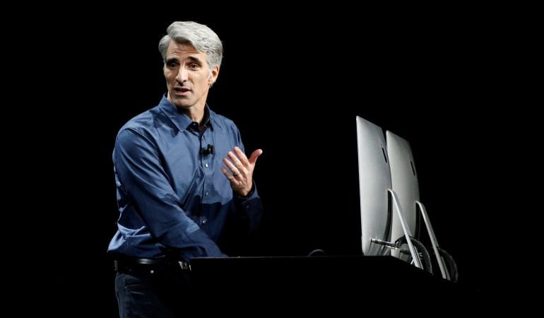 Craig Federighi, vicepresidente de software de Apple, presenta Siri en el ordenador